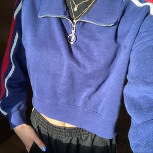 Women’s S cropped sweatshirt.